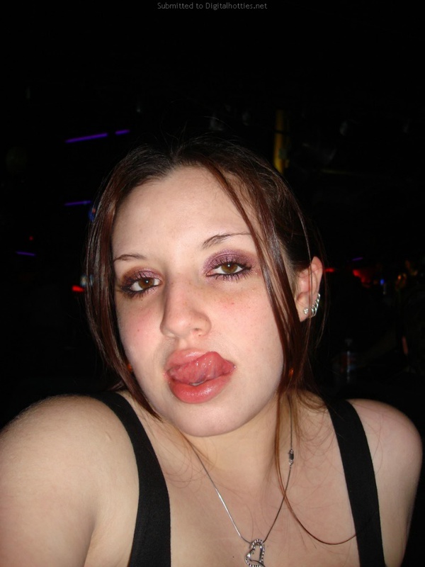  Достает свои большие сиськи - 133 фото  58 фотка