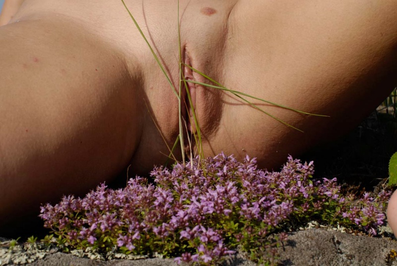  Зрелая на камнях - 15 фото  12 фотка